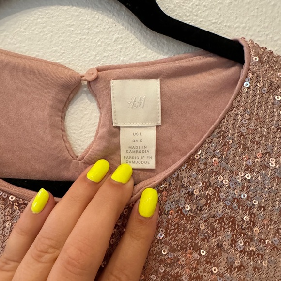 H&M Rose Gold Sequin Top Size Large. Jersey lining - Picture 3 of 4